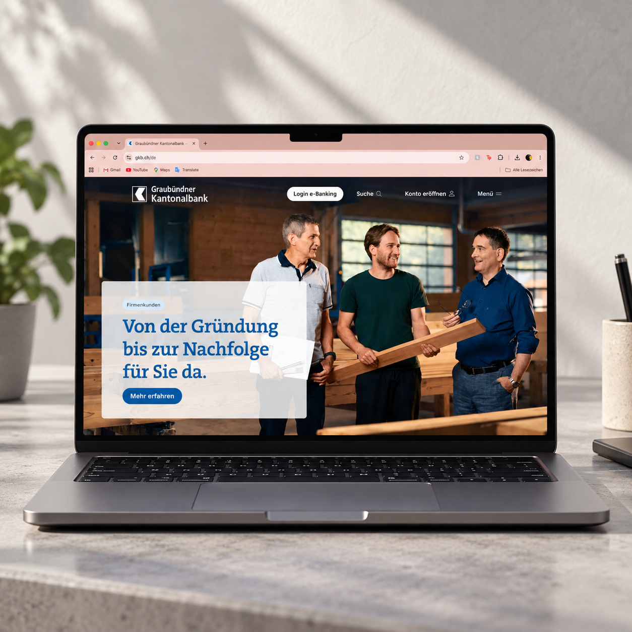 Laptop mit der neuen Website der Graubündner Kantonalbank