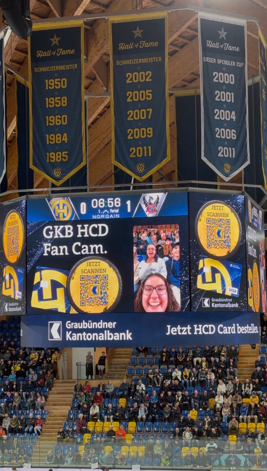 Fans auf der Videowand der GKB HCD FanCam